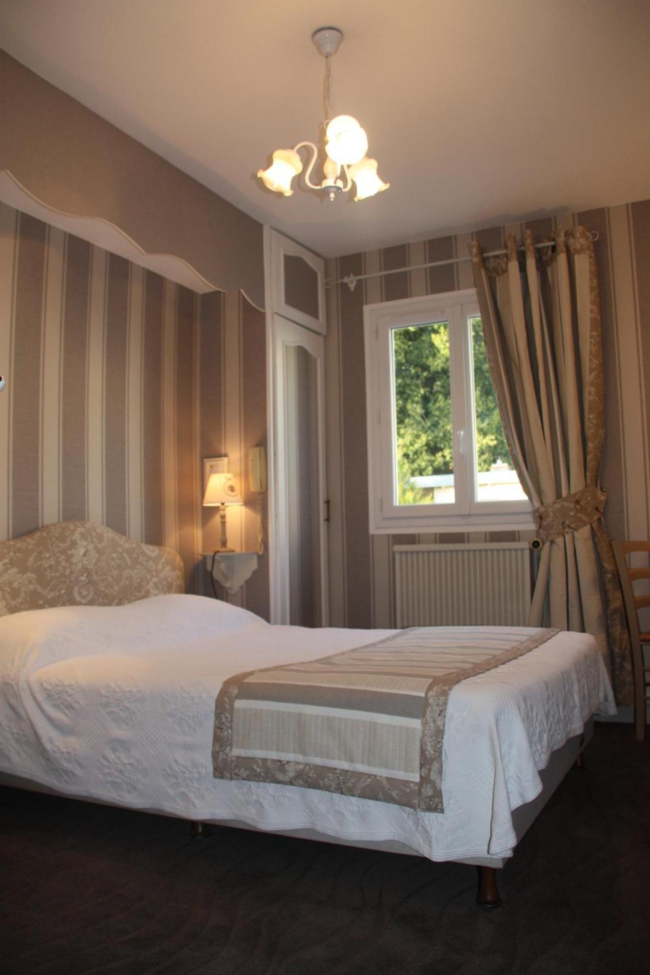 L'Auberge Du Port Des Roches Luche-Pringe Habitación foto